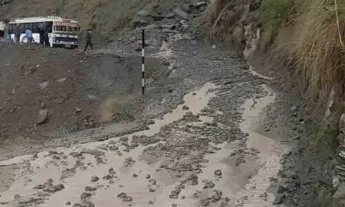 Dharamsala मंदिर से लौटते श्रद्धालु बाढ़ में फंसे Dharamsala मंदिर से लौटते श्रद्धालु बाढ़ में फंसे