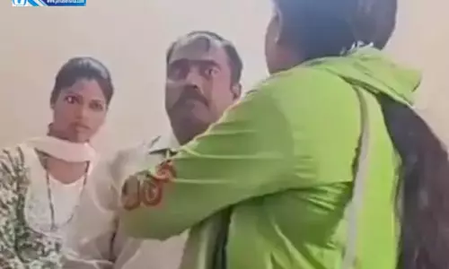 प्रोफेसर को युवती ने पीटा, सेक्स की डिमांड करने का आरोप