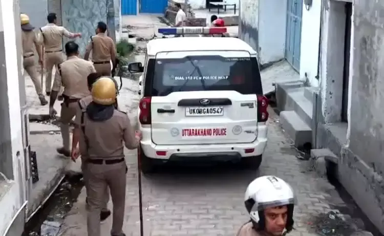 Haridwar: बोडाहेड़ी में सख्ती, छतों पर जमा पत्थरों को ड्रोन से हटाया गया Haridwar: बोडाहेड़ी में सख्ती, छतों पर जमा पत्थरों को ड्रोन से हटाया गया
