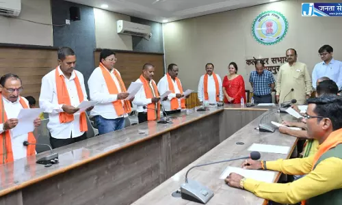 रायपुर कलेक्टर ने रायपुर निगम के 11 नव नामांकित पार्षद एल्डरमेन को पद की शपथ दिलाई