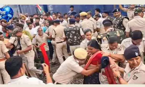 Kalahandi में एक्सप्रेस ट्रेन ठहराव की मांग को लेकर रेल रोको Kalahandi में एक्सप्रेस ट्रेन ठहराव की मांग को लेकर रेल रोको