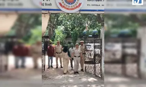 फर्जी शादी कर कुंवारों को बनाते थे शिकार, पति-पत्नी समेत तीन आरोपी गिरफ्तार फर्जी शादी कर कुंवारों को बनाते थे शिकार, पति-पत्नी समेत तीन आरोपी गिरफ्तार