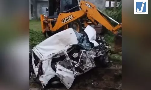 भीषण सड़क हादसाः ट्रक की टक्कर से कार सवार 3 युवकों की मौत भीषण सड़क हादसाः ट्रक की टक्कर से कार सवार 3 युवकों की मौत