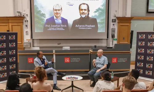 LSE में आचार्य प्रशांत और प्रो. जोनाथन बिर्च की चर्चा, सेंटीएंस पर मंथन