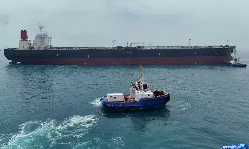Oil ship, पर फायरिंग से तनाव, क्रू सुरक्षित, नेवी ने संभाला मोर्चा Oil ship, पर फायरिंग से तनाव, क्रू सुरक्षित, नेवी ने संभाला मोर्चा