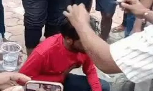 सार्वजनिक रूप से अपमानित किया गया प्रेमी जोड़ा सार्वजनिक रूप से अपमानित किया गया प्रेमी जोड़ा