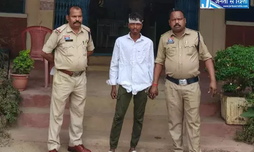 छेड़छाड़ का विरोध करने पर युवती के रिश्तेदार पर चाकू से हमला, मनचला गिरफ्तार छेड़छाड़ का विरोध करने पर युवती के रिश्तेदार पर चाकू से हमला, मनचला गिरफ्तार