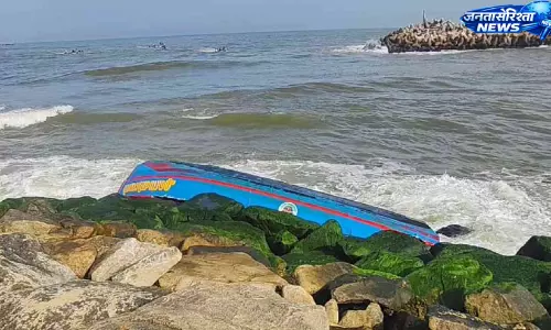 Kerala : मुथलापोझी में तेज लहरों से नाव पलटी, तीन मछुआरे समुद्र में गिरे Kerala : मुथलापोझी में तेज लहरों से नाव पलटी, तीन मछुआरे समुद्र में गिरे