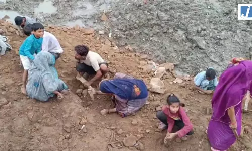 चांदी के सिक्के के लिए उमड़े लोग, फैली ये अफवाह चांदी के सिक्के के लिए उमड़े लोग, फैली ये अफवाह