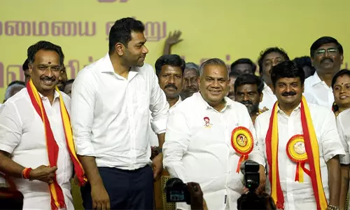 थलापति विजय की पार्टी TVK में शामिल हुए AIADMK के दो दिग्गज पूर्व मंत्री थलापति विजय की पार्टी TVK में शामिल हुए AIADMK के दो दिग्गज पूर्व मंत्री
