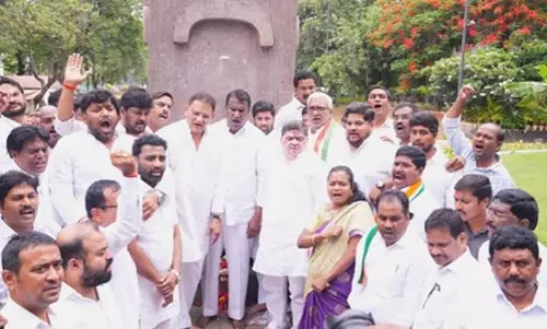Hyderabad में सियासी घमासान: हंगामा बढ़ने पर पुलिस ने BRS नेताओं को दबोचा Hyderabad में सियासी घमासान: हंगामा बढ़ने पर पुलिस ने BRS नेताओं को दबोचा