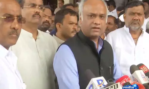 बड़ा हादसा: पत्थर खदान ढहने से मची चीख-पुकार, गृह मंत्री प्रियांक खड़गे बोले- 8 लोगों की मौत की आशंका बड़ा हादसा: पत्थर खदान ढहने से मची चीख-पुकार, गृह मंत्री प्रियांक खड़गे बोले- 8 लोगों की मौत की आशंका