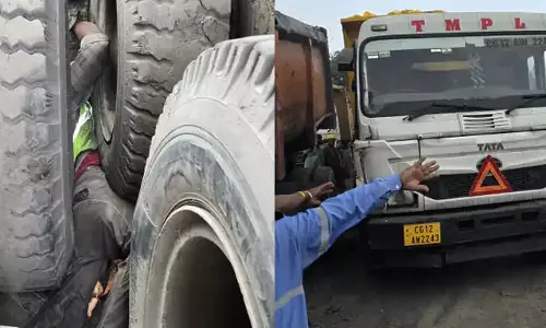 ड्राइवर ने खुद की लापरवाही में जान से हाथ धोया ड्राइवर ने खुद की लापरवाही में जान से हाथ धोया