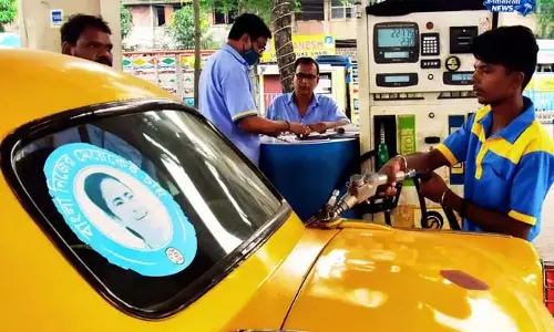 कोलकाता फ्यूल रेट अपडेट: पेट्रोल हुआ 5 रुपये सस्ता कोलकाता फ्यूल रेट अपडेट: पेट्रोल हुआ 5 रुपये सस्ता