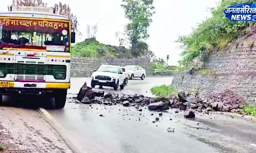 मानसून की पहली ही बारिश में दरके पहाड़, सडक़ पर गिरे पत्थर मानसून की पहली ही बारिश में दरके पहाड़, सडक़ पर गिरे पत्थर