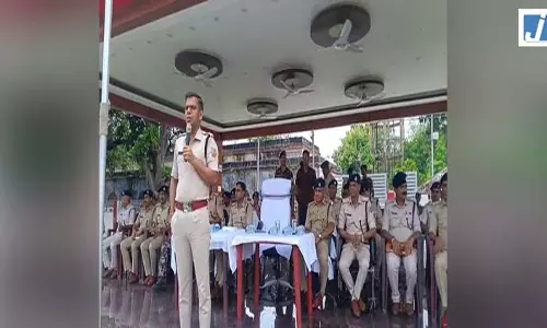 पुलिस ने आपराधिक रिकॉर्ड वाले 700 लोगों की एक साथ कराई परेड, अपराध छोड़ने की दिलाई शपथ पुलिस ने आपराधिक रिकॉर्ड वाले 700 लोगों की एक साथ कराई परेड, अपराध छोड़ने की दिलाई शपथ