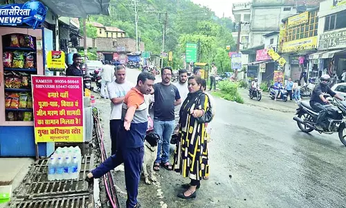 चंबा शहर की बंद नालियां तुरंत खोलो चंबा शहर की बंद नालियां तुरंत खोलो