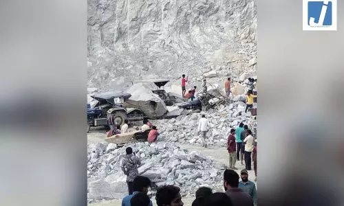 खदान हादसा: बिना चेतावनी के ऊपर की खदान से पत्थर धकेलना बना हादसे की वजह खदान हादसा: बिना चेतावनी के ऊपर की खदान से पत्थर धकेलना बना हादसे की वजह