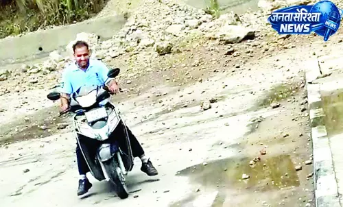 भाई-बहन के सामने गिरी भारी-भरकम चट्टान भाई-बहन के सामने गिरी भारी-भरकम चट्टान
