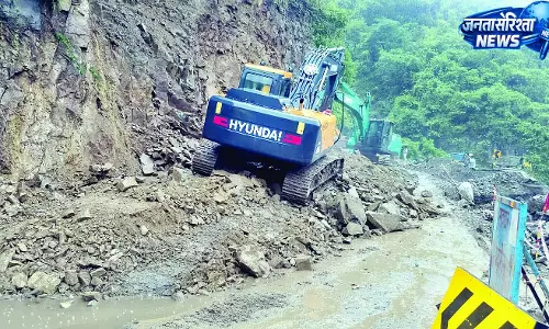 भराड़ीघाट के पास भारी भूस्खलन शिमला-मटौर हाईवे 9 घंटे से बंद भराड़ीघाट के पास भारी भूस्खलन शिमला-मटौर हाईवे 9 घंटे से बंद