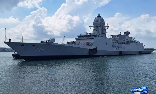 भारतीय नौसेना के 3 युद्धपोत पहुंचे Singapore भारतीय नौसेना के 3 युद्धपोत पहुंचे Singapore
