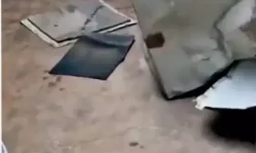 Ghaziabad में बड़ा हादसा टला, आंगन में गिरा भारी जेनरेटर Ghaziabad में बड़ा हादसा टला, आंगन में गिरा भारी जेनरेटर