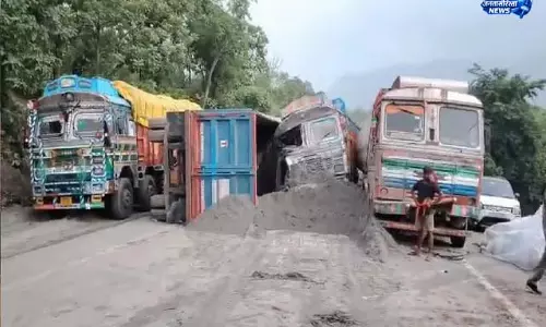 एक के बाद एक वाहनों की टक्कर, रातभर जाम