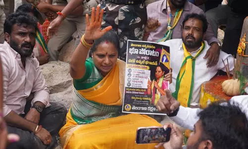 Telangana: शहीदों के परिवारों के लिए प्रदर्शन कर रहीं कविता हिरासत में Telangana: शहीदों के परिवारों के लिए प्रदर्शन कर रहीं कविता हिरासत में