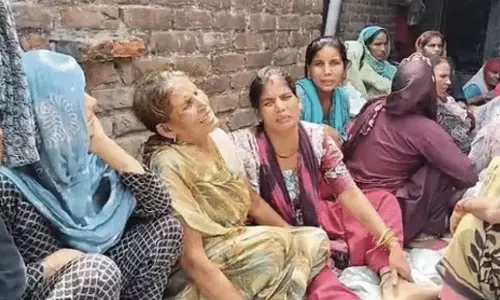 Police  ने आरोपी ट्रक ड्राइवर को हिरासत में लेकर शुरू की जांच