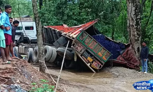 NH-63 पर बड़ा हादसा: टहकापाल डायवर्सन में ट्रक पलटा
