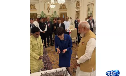 Cultural Diplomacy: भारत-जापान समिट में संगीत का तड़का, जापानी पीएम ने बजाया भारतीय संतूर Cultural Diplomacy: भारत-जापान समिट में संगीत का तड़का, जापानी पीएम ने बजाया भारतीय संतूर