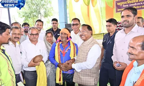 कृषिमंत्री रामविचार नेताम ने उन्नत वत्स प्रदर्शनी का किया अवलोकन