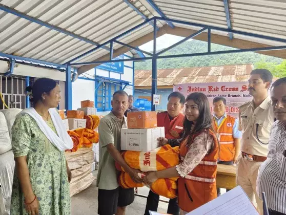 आपदा के बीच मदद का हाथ, रेड क्रॉस ने प्रभावित परिवारों को बांटी जरूरी सामग्री आपदा के बीच मदद का हाथ, रेड क्रॉस ने प्रभावित परिवारों को बांटी जरूरी सामग्री