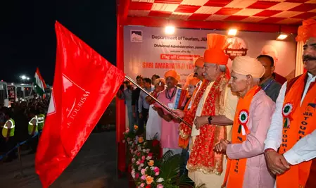 अमरनाथ यात्रा की औपचारिक शुरुआत, उपराज्यपाल ने जम्मू से पहले जत्थे को हरी झंडी दिखाकर किया रवाना अमरनाथ यात्रा की औपचारिक शुरुआत, उपराज्यपाल ने जम्मू से पहले जत्थे को हरी झंडी दिखाकर किया रवाना