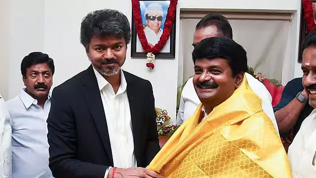 AIADMK को बड़ा झटका, तीन पूर्व मंत्री थावेका में शामिल AIADMK को बड़ा झटका, तीन पूर्व मंत्री थावेका में शामिल