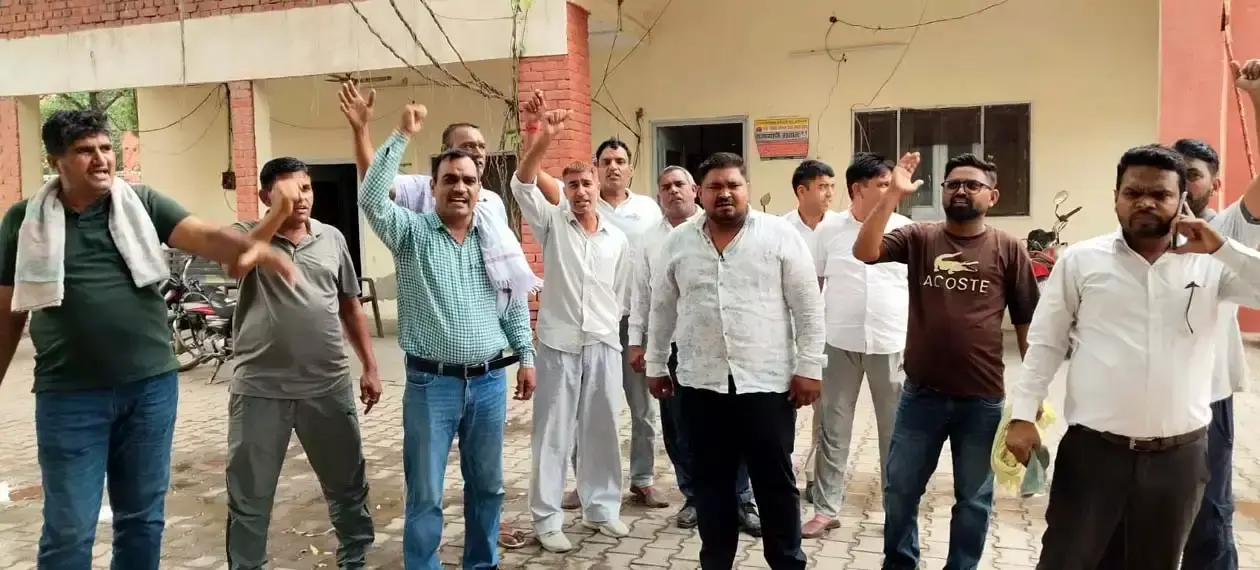 Hisar: वादाखिलाफी का आरोप लगाकर दमकल कर्मचारियों का विरोध Hisar: वादाखिलाफी का आरोप लगाकर दमकल कर्मचारियों का विरोध