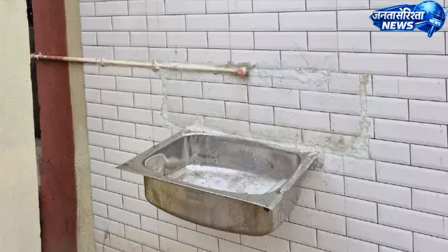 Bihar : खाजेकलां घाट बदहाल, करोड़ों की व्यवस्था रखरखाव के अभाव में जर्जर हालत में Bihar : खाजेकलां घाट बदहाल, करोड़ों की व्यवस्था रखरखाव के अभाव में जर्जर हालत में