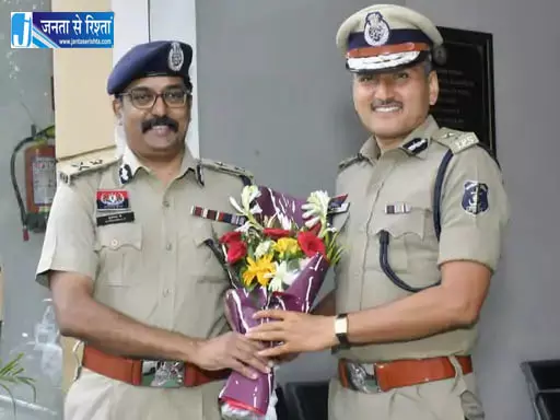 IPS बद्रीनारायण मीणा ने बस्तर रेंज आईजी का पदभार संभाला IPS बद्रीनारायण मीणा ने बस्तर रेंज आईजी का पदभार संभाला
