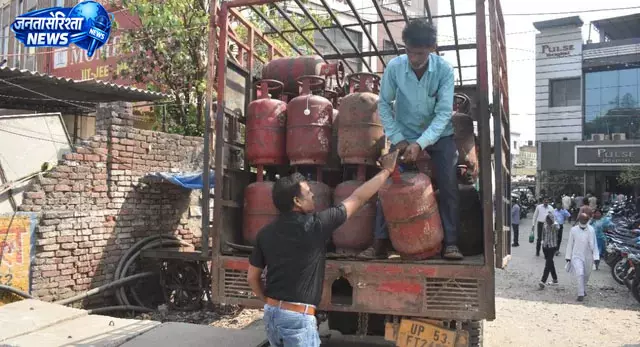 UP : गैस सिलिंडर बिक्री में बड़ी गिरावट, डिजिटल सिस्टम से काला बाजार पर लगी रोक UP : गैस सिलिंडर बिक्री में बड़ी गिरावट, डिजिटल सिस्टम से काला बाजार पर लगी रोक