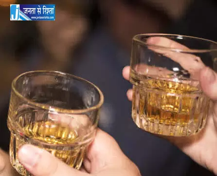 शराबियों का सेफ अड्डा बना स्कूल, टूटे कांच से बच्चा घायल शराबियों का सेफ अड्डा बना स्कूल, टूटे कांच से बच्चा घायल