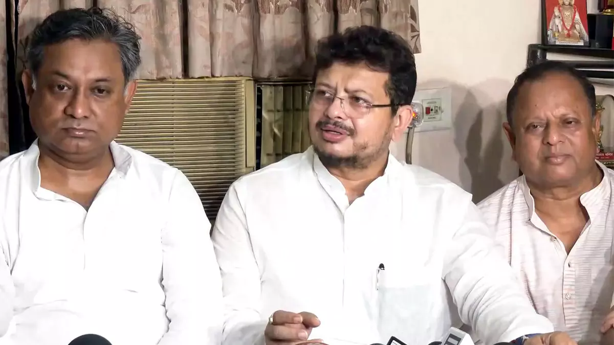 TMC विवाद पहुंचा दिल्ली: चुनाव आयोग के सामने पार्टी चिन्ह और नाम पर दावा आज TMC विवाद पहुंचा दिल्ली: चुनाव आयोग के सामने पार्टी चिन्ह और नाम पर दावा आज