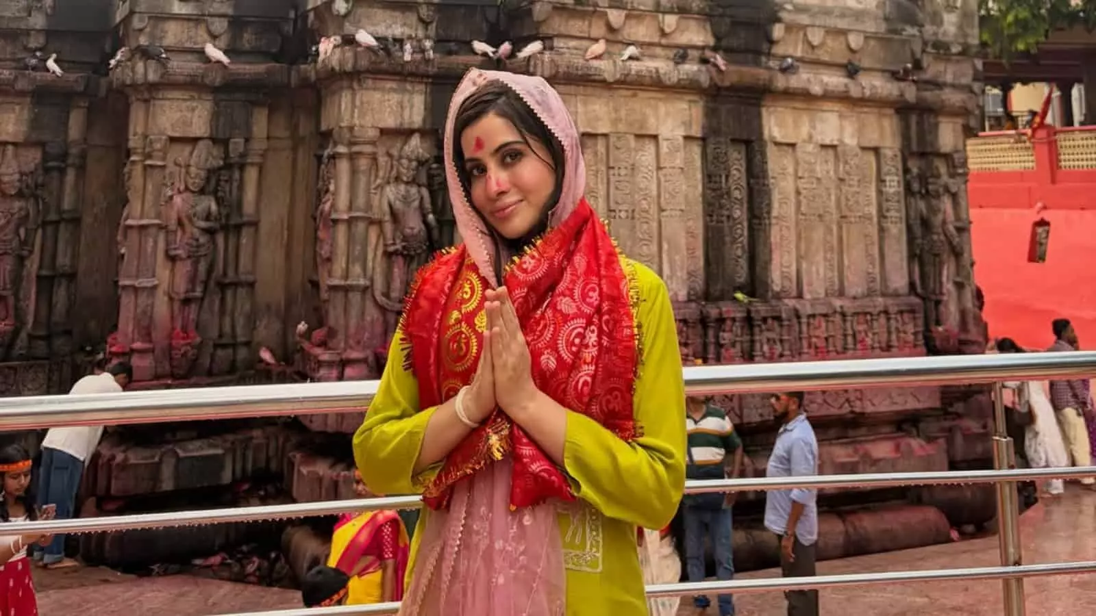 धर्मांतरण की अफवाहों के बीच उर्फी जावेद ने गुवाहाटी मंदिर में किए दर्शन धर्मांतरण की अफवाहों के बीच उर्फी जावेद ने गुवाहाटी मंदिर में किए दर्शन