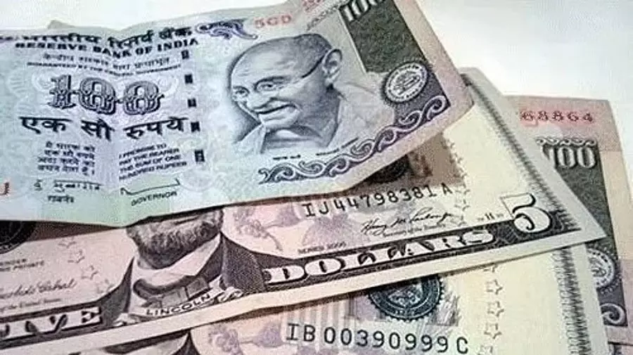कच्चे तेल की कीमतों में गिरावट से रुपया मजबूत, डॉलर के मुकाबले 26 पैसे की बढ़त दर्ज कच्चे तेल की कीमतों में गिरावट से रुपया मजबूत, डॉलर के मुकाबले 26 पैसे की बढ़त दर्ज