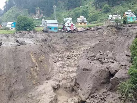जम्मू-कश्मीर: डोडा में बादल फटने से सड़कें क्षतिग्रस्त, कई गांवों का जिले के दूसरे हिस्सों से संपर्क टूटा जम्मू-कश्मीर: डोडा में बादल फटने से सड़कें क्षतिग्रस्त, कई गांवों का जिले के दूसरे हिस्सों से संपर्क टूटा