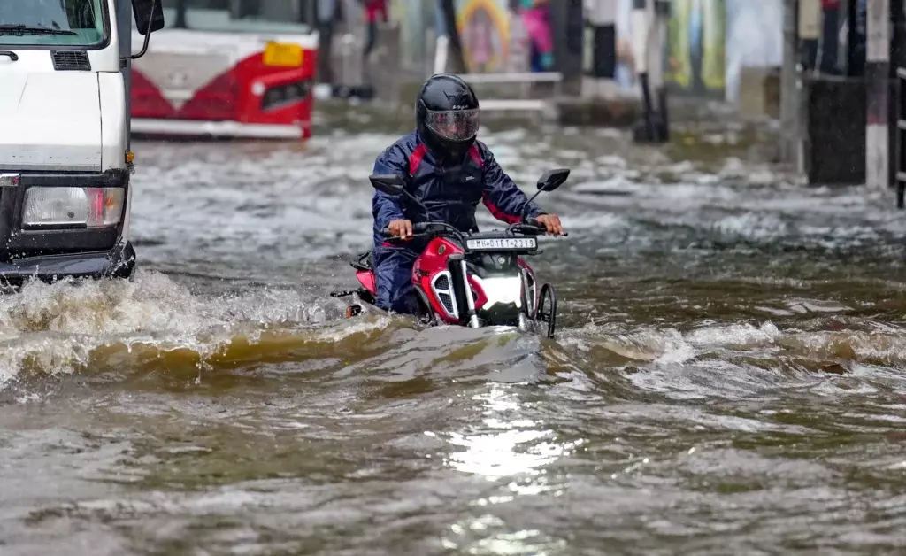 Mumbai: भारी बारिश के खतरे को देखते हुए मुंबई में रेड अलर्ट जारी Mumbai: भारी बारिश के खतरे को देखते हुए मुंबई में रेड अलर्ट जारी