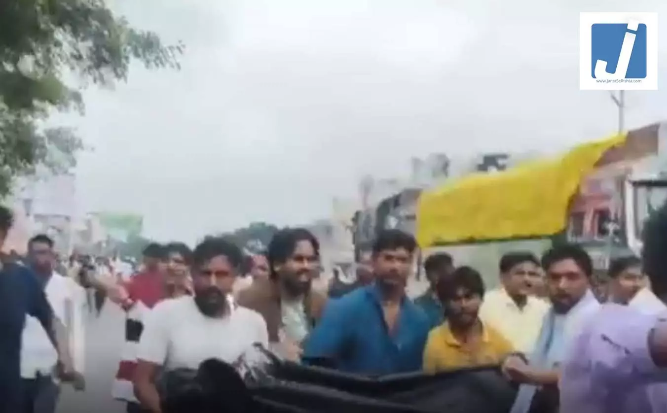 एक फोटो...और खत्म हो गई जिंदगी! पत्नी के साथ वायरल तस्वीर देख आपा खो बैठा पति, आशिक का कर दिया The End एक फोटो...और खत्म हो गई जिंदगी! पत्नी के साथ वायरल तस्वीर देख आपा खो बैठा पति, आशिक का कर दिया The End