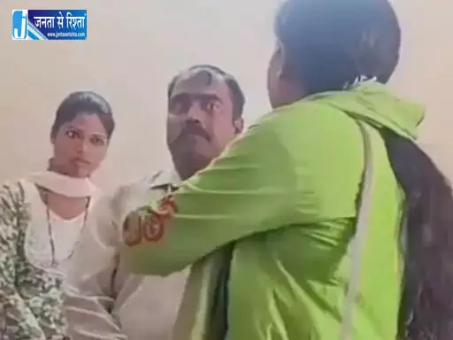 प्रोफेसर को युवती ने पीटा, सेक्स की डिमांड करने का आरोप प्रोफेसर को युवती ने पीटा, सेक्स की डिमांड करने का आरोप