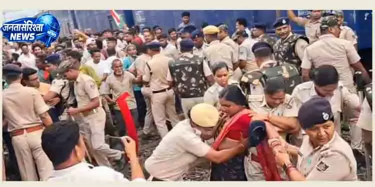 Kalahandi में एक्सप्रेस ट्रेन ठहराव की मांग को लेकर रेल रोको Kalahandi में एक्सप्रेस ट्रेन ठहराव की मांग को लेकर रेल रोको