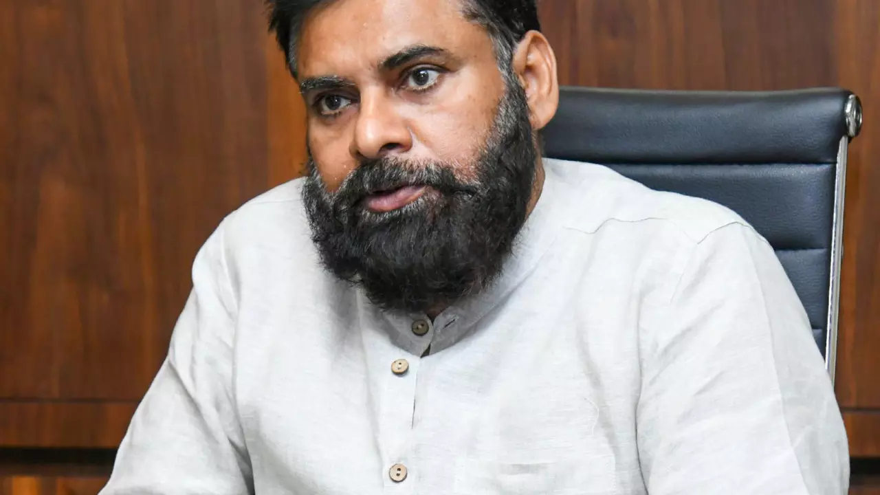 Andhra Pradesh: सोशल मीडिया के गलत इस्तेमाल पर डिप्टी CM पवन कल्याण सख्त Andhra Pradesh: सोशल मीडिया के गलत इस्तेमाल पर डिप्टी CM पवन कल्याण सख्त