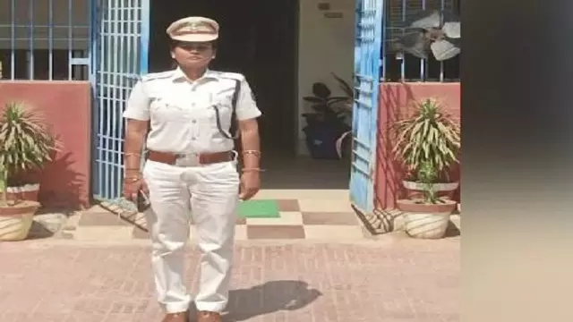 मां-बेटे को थर्ड-डिग्री प्रताड़ना मामला, निलंबित महिला IIC ने हाई कोर्ट में दायर की अग्रिम जमानत याचिका मां-बेटे को थर्ड-डिग्री प्रताड़ना मामला, निलंबित महिला IIC ने हाई कोर्ट में दायर की अग्रिम जमानत याचिका